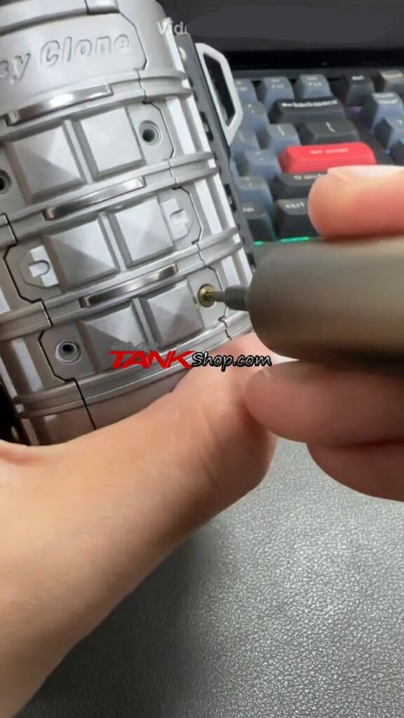 How to remove a spinning battery cover screw from 2M2 TANK Easy Clone (1)
