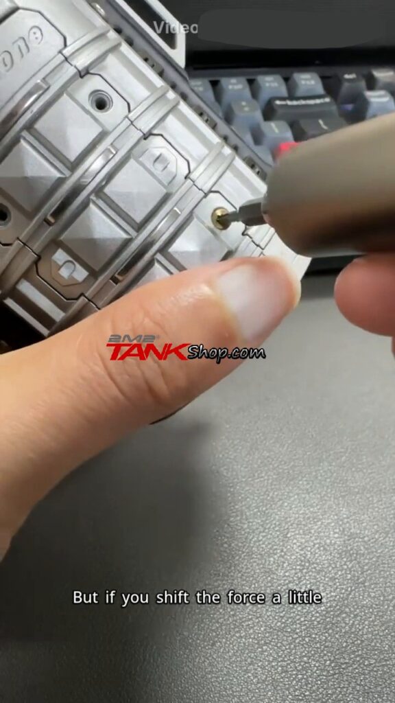 How to remove a spinning battery cover screw from 2M2 TANK Easy Clone (1)