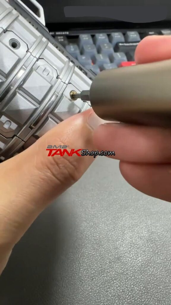 How to remove a spinning battery cover screw from 2M2 TANK Easy Clone (1)