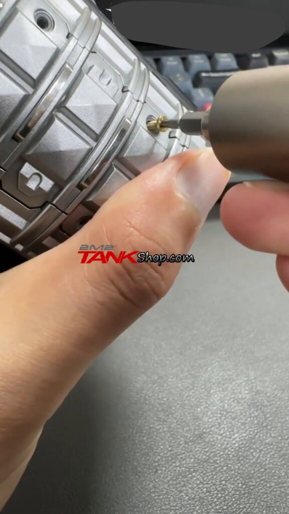 How to remove a spinning battery cover screw from 2M2 TANK Easy Clone (1)